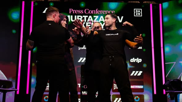 inaky_arzate's tweet image. 🥊¡QUÉ TRUENEN LOS CUEROS!🥊
Tensión desbordada en la conferencia de #murtazalievkelly este jueves en Newcastle.

La promoción de @MatchroomBoxing  tendrá la exposición del cinto súper ligero #ibfboxing del invicto pugilista ruso.