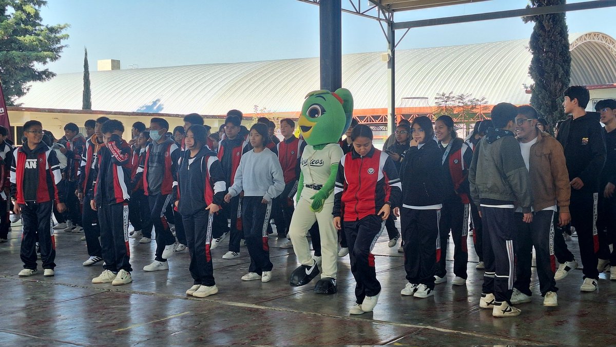 Pericos_Oficial's tweet photo. Estuvimos con nuestros amigos de @DeportePue en el Circuito Deportivo Itinerante 👊🏻⚾

La pasamos increíble con los chicos de la escuela secundaria técnica No. 2 🤩🏫

#PericosMásCercaDeTi https://t.co/NdxUBWq1TR