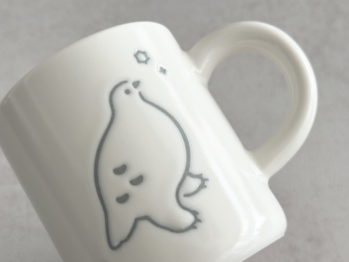 #ことり万博 新作です！！
ライチョウのマグカップ届きました…！
雪の中を歩くライチョウをイメージして、ぽってりシルエットの厚手のマグカップを作りました❄️
立体的な印刷と艶消しのホワイトカラーもこだわりです。
質感がとても良い感じに仕上がったので、ぜひことり万博で実物をご覧ください✨