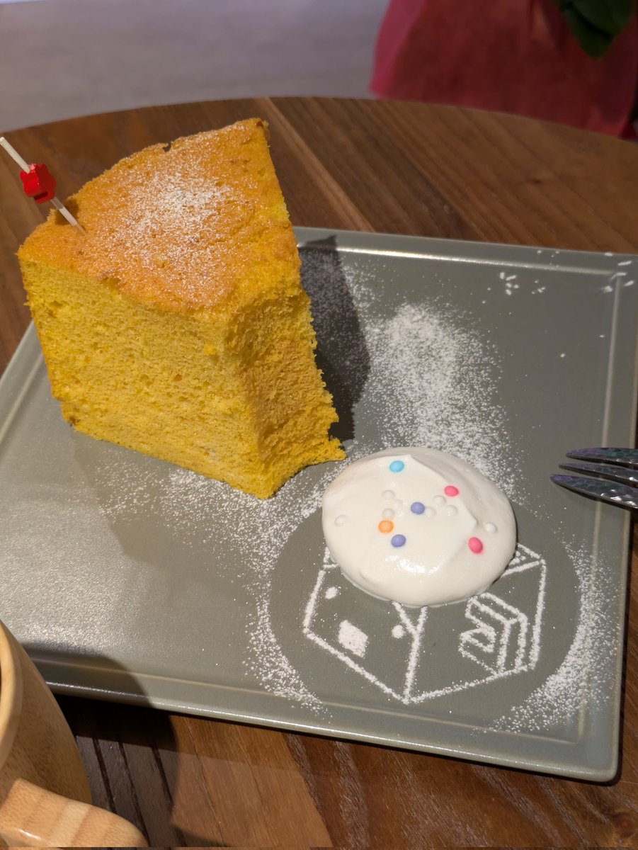 a0i_minamo's tweet photo. メイドモニカちゃん連れて大好きなカフェ『LITTLE SQUARE』さんでシフォンケーキセット(今日はカボチャ)食べてます✨️
初アクスタ撮影?!難しい💦
こちら、シフォンケーキが、めっちゃふわふわなのー!カレーもめっちゃ美味しい‼️
大塚店舗は2/15までなので、ご来店はお早めに〜✨️
#LITTLESQUARE https://t.co/FmE2sBiXTZ