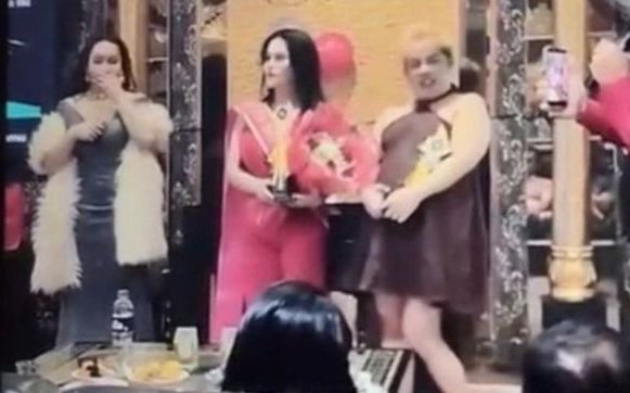 "Para Tokoh Masyarakat Kecam Aksi Viralnya Pesta Waria di THM Kota Pekanbaru.
– HALUANPOS" 

haluanpos.com/para-tokoh-mas…