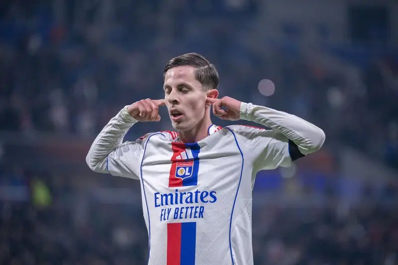 GonesArea's tweet photo. Le clin d’œil à Memphis Depay sur la célébration de Rémi Himbert qui a déclaré en zone mixte que le néerlandais était l’un de ses modèles 👉😶👈

#TeamOL #OLPAOK https://t.co/EAxGHmd0E1