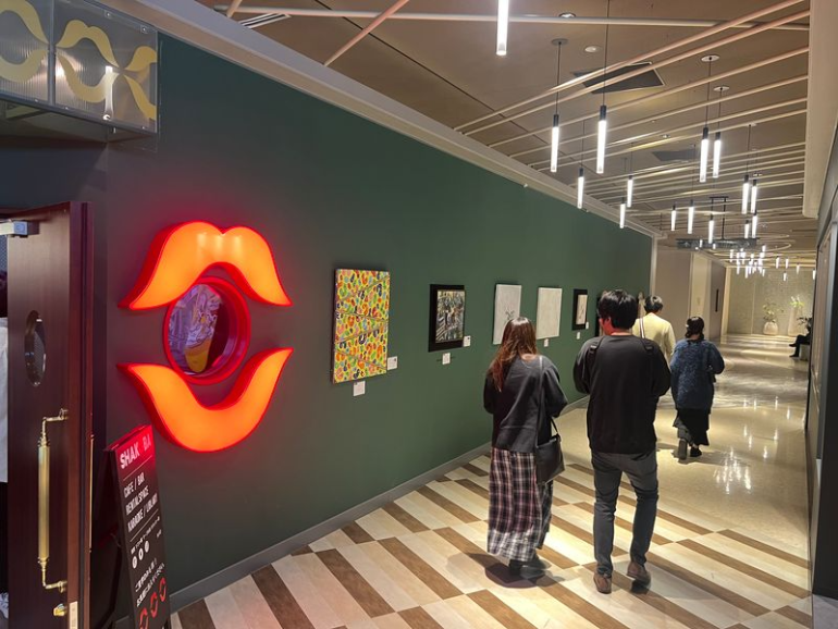 SHAKO_BA's tweet photo. 【🎨開催レポート🎨】
 現代アート企画展「PRIVÉ ART」を開催しました！ 
“暮らしにインスピレーションと豊かさを”をテーマに、主にSHAKOBAの共用部と外壁部分の空間を使い、新進気鋭アーティスト16組のアート作品を展示！ 開催期間の様子はこちらからご覧ください🖼https://t.co/JINuavEX9m
#アート https://t.co/ZpGabthCQf