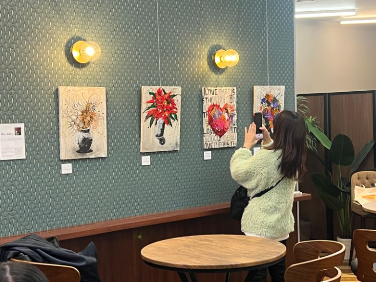 SHAKO_BA's tweet photo. 【🎨開催レポート🎨】
 現代アート企画展「PRIVÉ ART」を開催しました！ 
“暮らしにインスピレーションと豊かさを”をテーマに、主にSHAKOBAの共用部と外壁部分の空間を使い、新進気鋭アーティスト16組のアート作品を展示！ 開催期間の様子はこちらからご覧ください🖼https://t.co/JINuavEX9m
#アート https://t.co/ZpGabthCQf