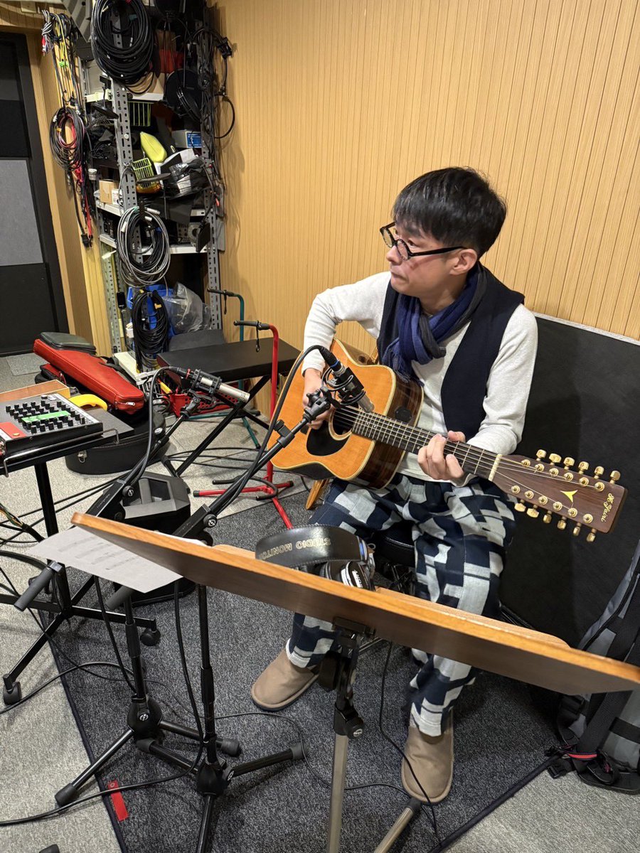 sakitahajime's tweet photo. 【木の楽器たち録音】
新納悠記：#ウクレレ

サキタハヂメ：6弦ウクレレ/奥河内三弦(オッカサン)/12弦ギター

大森ヒデノリ：五鈴丸/フィドル
＠alchemy_studio 
春から流れるサウンドスケープ。大森さん自作楽器「五鈴丸(ごりんまる)」バイオリンとビオラ音域を網羅する5弦フィドル。素晴らしすぎる https://t.co/jTxTsUmKAm