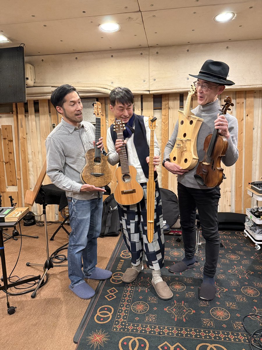 sakitahajime's tweet photo. 【木の楽器たち録音】
新納悠記：#ウクレレ

サキタハヂメ：6弦ウクレレ/奥河内三弦(オッカサン)/12弦ギター

大森ヒデノリ：五鈴丸/フィドル
＠alchemy_studio 
春から流れるサウンドスケープ。大森さん自作楽器「五鈴丸(ごりんまる)」バイオリンとビオラ音域を網羅する5弦フィドル。素晴らしすぎる https://t.co/jTxTsUmKAm