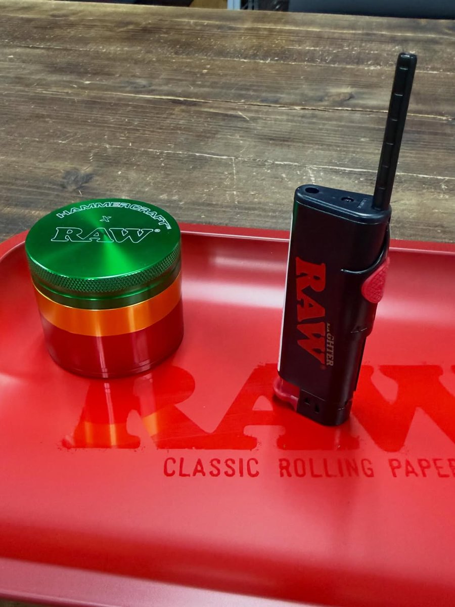 RAWギミックライター！
上に↑スライド= 風防機能
下に↓スライド=ポーカー機能
手巻きたばこに便利なガス注入式ライターです！
お求めはRAWお取扱店で！
rawthentic.jp/retailer/index…

#raw #rawlife #rawthentic #rawjapan #rawpapers