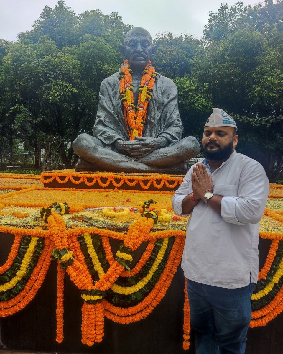 AAPKAAMIYA's tweet photo. ଜାତିର ପିତା ମହାତ୍ମା ଗାନ୍ଧୀଙ୍କ ଶ୍ରାଦ୍ଧ ବାର୍ଷିକୀରେ ତାଙ୍କୁ ଶତ ଶତ ପ୍ରଣାମ। ସତ୍ୟ, ଅହିଂସା ଏବଂ ସେବାର ତାଙ୍କର ଚିନ୍ତାଧାରା ଏବେ ବି ଆମକୁ ସଠିକ୍ ପଥ ଦେଖାଏ।🎉🙏🙏 https://t.co/ttbgp1sGlH