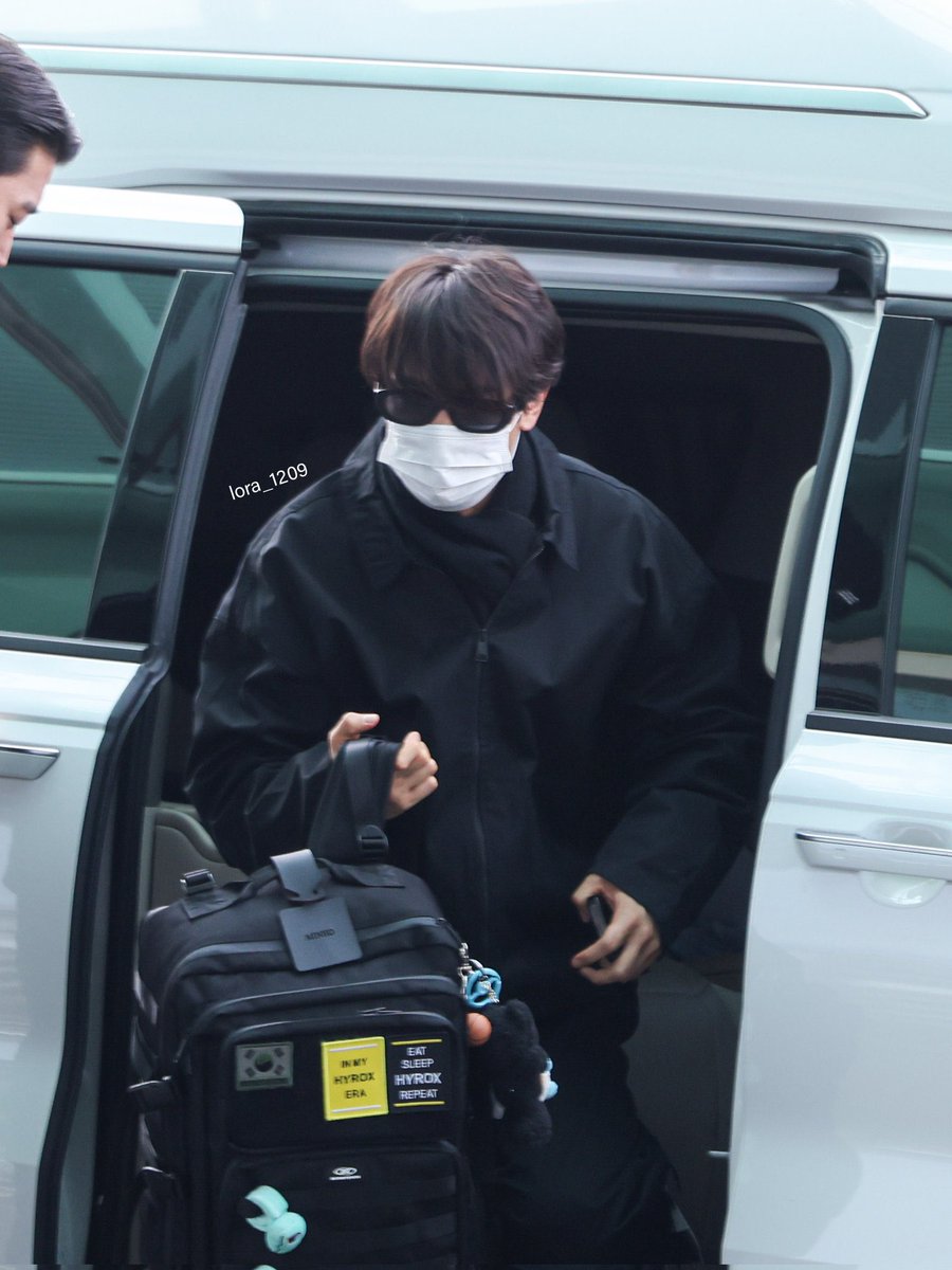 PHChoiMinho's tweet image. SPOTTED! 😍 Minho is using the bag tag we gifted him during the Shoot of Asia in Manila! 🥰

Photos from @lora_1209