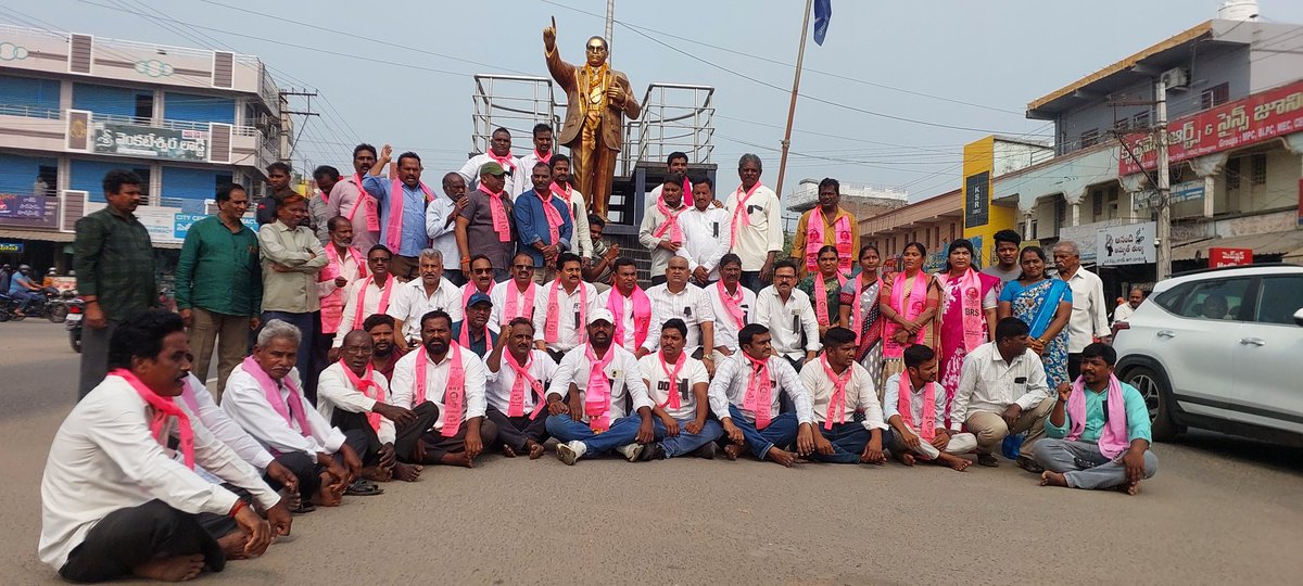 RegaKantharao's tweet photo. తెలంగాణ తొలి ముఖ్యమంత్రి గౌరవ కేసీఆర్ గారికి కక్ష సాధింపు చర్యలో భాగంగా సిట్ నోటీసుల పేరుతో కాంగ్రెస్ ప్రభుత్వం చేస్తున్న దుష్ట రాజకీయాలకు నిరసనగా మణుగూరు మండల కేంద్రంలో ధర్నా నిర్వహించిన భద్రాద్రి కొత్తగూడెం @BRSparty జిల్లా అధ్యక్షులు పినపాక మాజీ ఎమ్మెల్యే రేగా కాంతారావు గారు. https://t.co/oY3W5GOVmI