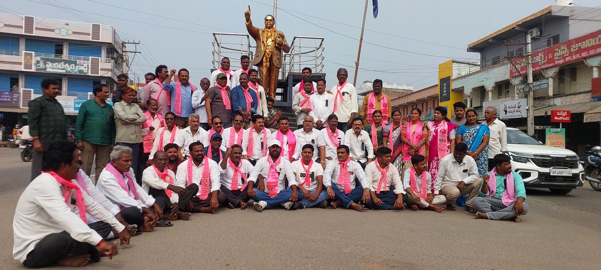 RegaKantharao's tweet photo. తెలంగాణ తొలి ముఖ్యమంత్రి గౌరవ కేసీఆర్ గారికి కక్ష సాధింపు చర్యలో భాగంగా సిట్ నోటీసుల పేరుతో కాంగ్రెస్ ప్రభుత్వం చేస్తున్న దుష్ట రాజకీయాలకు నిరసనగా మణుగూరు మండల కేంద్రంలో ధర్నా నిర్వహించిన భద్రాద్రి కొత్తగూడెం @BRSparty జిల్లా అధ్యక్షులు పినపాక మాజీ ఎమ్మెల్యే రేగా కాంతారావు గారు. https://t.co/oY3W5GOVmI