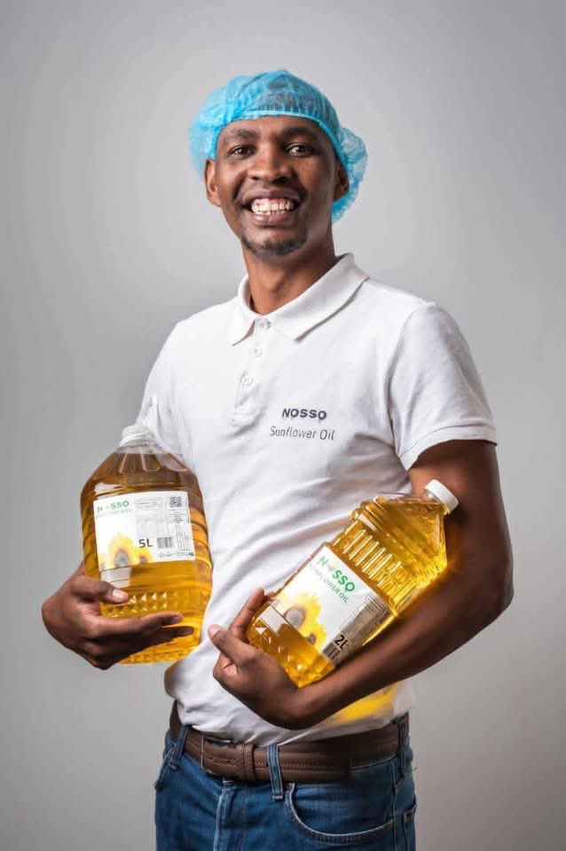 Ndi_Muvenda_'s tweet image. Meet Calab Baloyi an entrepreneur from Orange Farm who lost his job during the Covid-19 pandemic and started his farming business of growing sunflowers and produces his own cooking oil called Nosso-Sunflower oil. Lets Make him famous.
