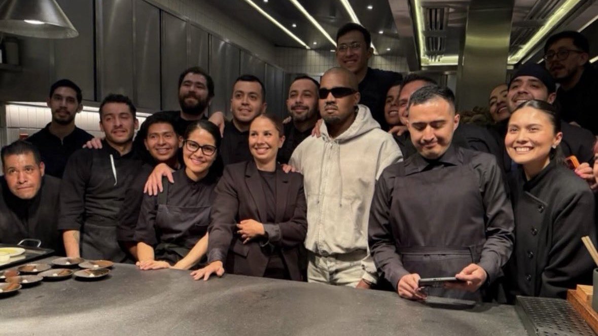 Ye taking a photo with restaurant staff in Mexico ahead of his concert tomorrow 🙏🇲🇽