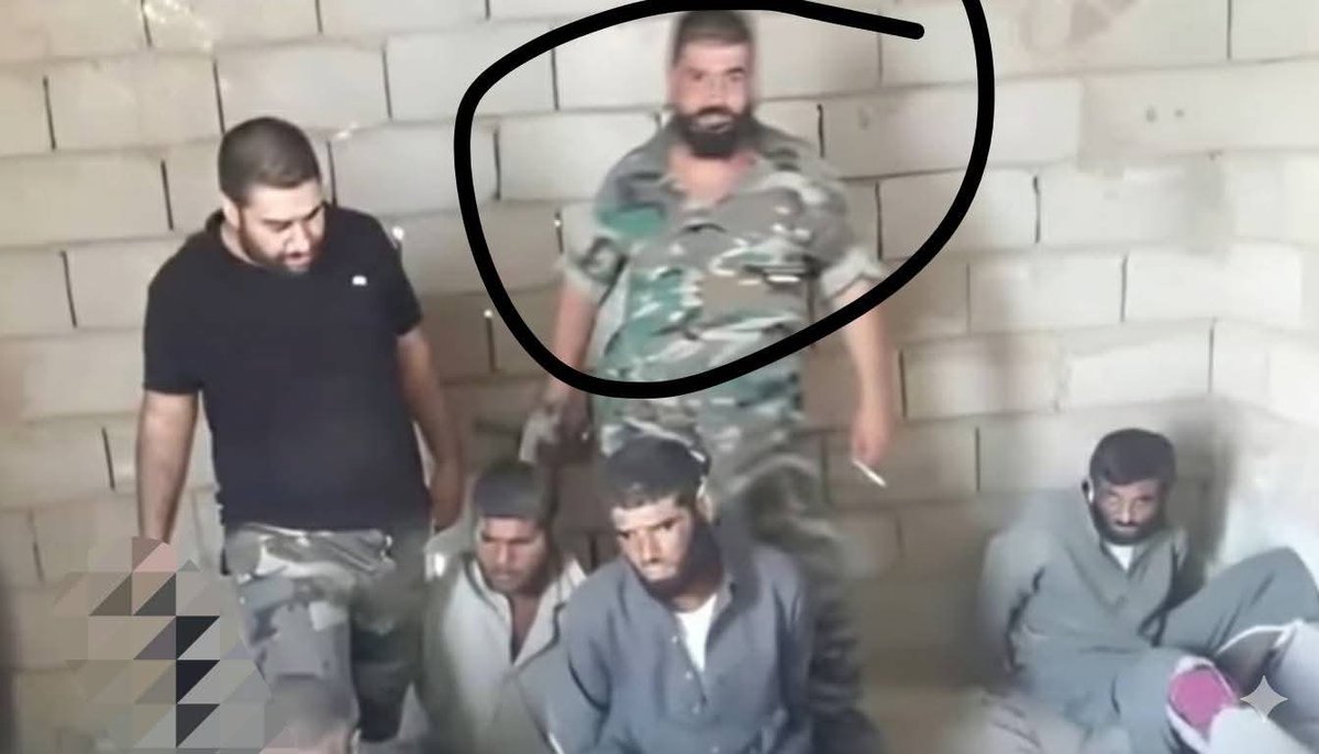 AlbakurBsm48183's tweet image. المجرم 
صالح الصياح
 أعدم عدة شباب من ديرالزور وآخرهم ثلاث شباب مكفوفين من قرية الشميطية 
الآن و حالياً موجود في جرمانا بدمشق