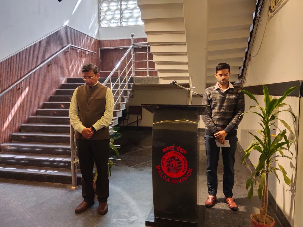 drmmalda's tweet photo. DRM/Malda Shri Manish Kumar Gupta paid heartfelt tribute by observing two minutes of silence, honoring the brave souls who laid down their lives for the nation’s freedom.#MartyrsDay #WeRemember #SaluteOurHeroes #DRMMalda #IndianRailways https://t.co/tAL4rJ3PbC