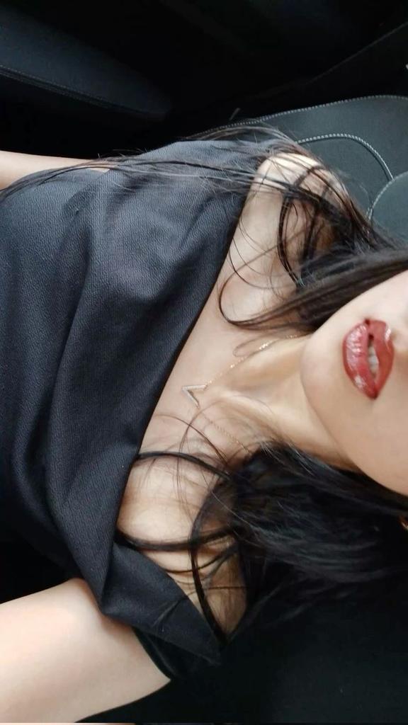 Sé que te gustan mis labios!!
y eso, que aún no los besas.

Feliz Viernes. 🌹