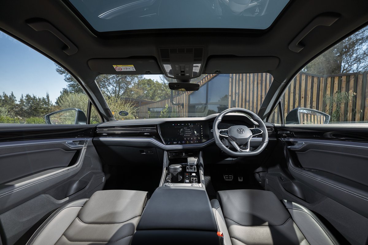 Motus_VW's tweet image. Refined power meets calm, intuitive tech in the Touareg, built to keep driving effortless even on the busiest days.

3.0 V6 TDI | 190 kW | Up to 8 speed DSG/Tiptronic

Explore the Touareg at Motus Volkswagen: motusvw.co.za/models/touareg/

#Volkswagen #MotusVolkswagen #Motus #Touareg