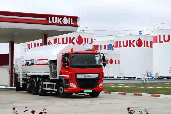 Activele Lukoil de la Aeroportul Internațional Chișinău au trecut în proprietatea statului.

În ceea ce privește restul benzinăriilor Lukoil de pe teritoriul Republicii Moldova, acestea urmează să fie preluate de fondul de investiții american Carlyle Group.