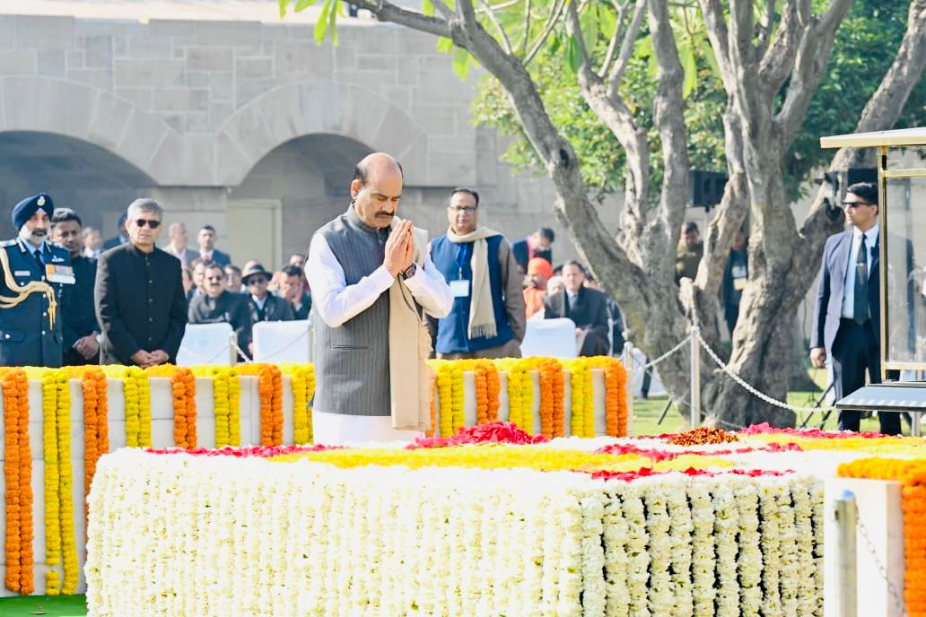LokSabhaSectt's tweet image. Lok Sabha Speaker Shri @ombirlakota paid floral tributes at the Samadhi Sthal of the #fatherofthenation, #MahatmaGandhi at Raj Ghat on his Punyatithi, today.

@loksabhaspeaker @sansad_tv