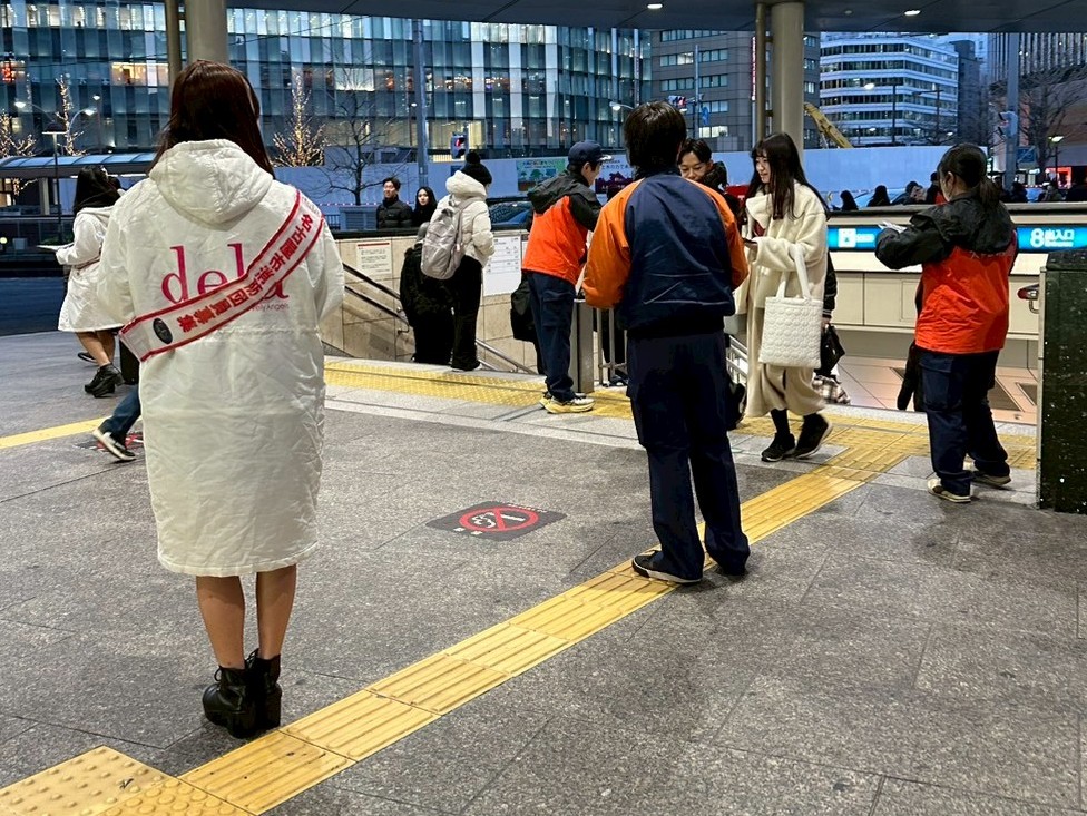 Aidai_fire's tweet photo. 皆さま、こんにちは😄
1月26日、名古屋市消防団サポーターのdelaさんと共に名古屋駅にて消防団の宣伝活動を実施しました
夕方のラッシュ時、とても多くの方に向けてチラシ配りや声かけを通じて消防団の認知度の向上への寄与ができたかと思います👀
#愛知大学
#大学生消防団
#名古屋市大学生消防団 https://t.co/2WVe8dD0ba