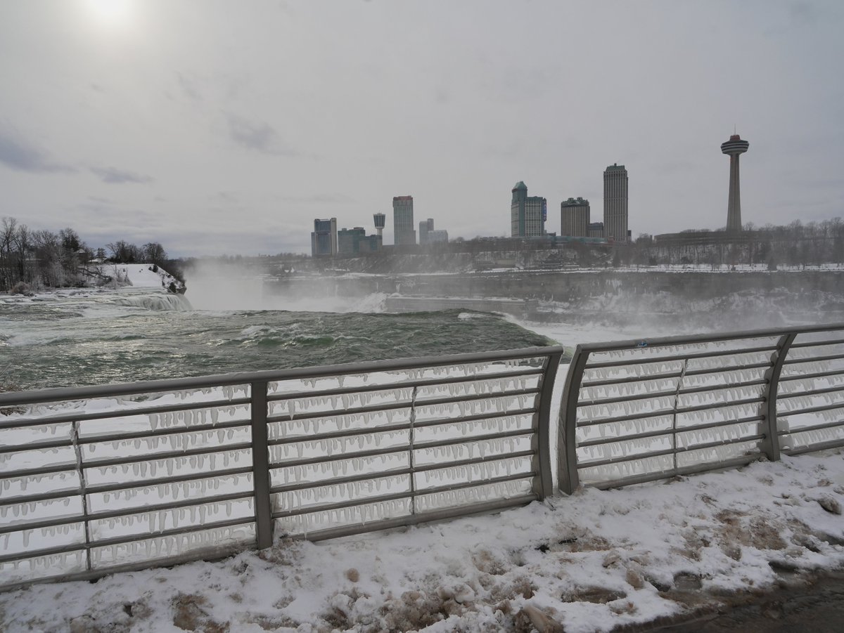 FototakerTony's tweet photo. oooooh, even the icicles are hanging around at #prospectpoint to see #theFalls!! What's keeping YOU away? @SkylonTower #theFalls #icycold @NiagaraFalls @NiagaraFallsUSA #winterScenes @NFChamber @NiagaraRegion https://t.co/l6a4nVYREb