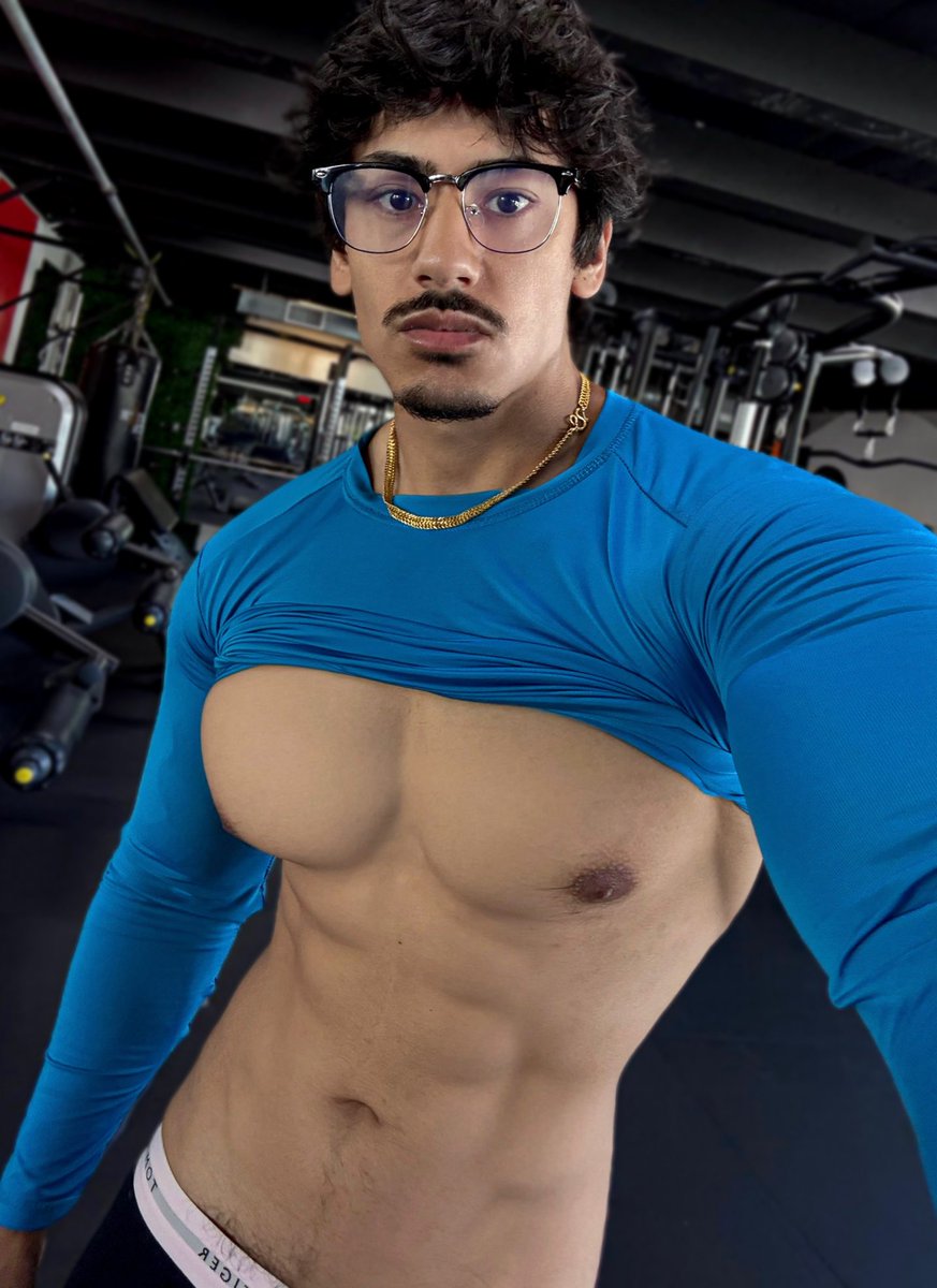 brownboyfitt's tweet photo. Ripped my shirt off flexing haha 💪 https://t.co/fnysjKb3uL