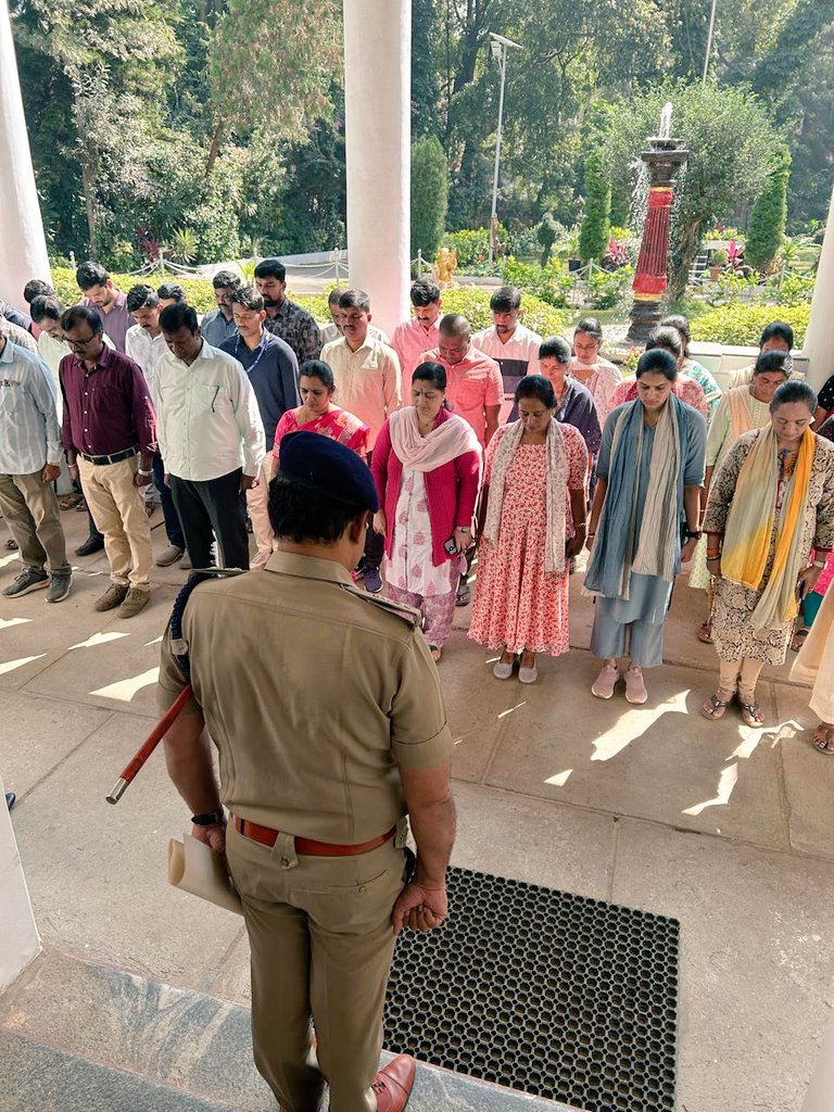 ದೇಶದ ಸ್ವಾತಂತ್ರ್ಯ ಸಂಗ್ರಾಮದಲ್ಲಿ ಹುತಾತ್ಮರಾದವರ ಸ್ಮರಣಾರ್ಥ ದಿನದ ಅಂಗವಾಗಿ   ಜಿಲ್ಲಾ ಪೊಲೀಸ್ ಕಚೇರಿಯ ಆವರಣದಲ್ಲಿ 02 ನಿಮಿಷಗಳ ಕಾಲ ಮೌನ ಆಚರಣೆಯೊಂದಿಗೆ ಹುತಾತ್ಮರಿಗೆ ಗೌರವನಮನ ಸಲ್ಲಿಸಲಾಯಿತು, ಈ ಸಮಯದಲ್ಲಿ ಕಚೇರಿಯ ಎಲ್ಲಾ ಅಧಿಕಾರಿ/ಸಿಬ್ಬಂದಿಗಳು ಹಾಜರಿದ್ದರು.
#BengaluruDistrictPolice