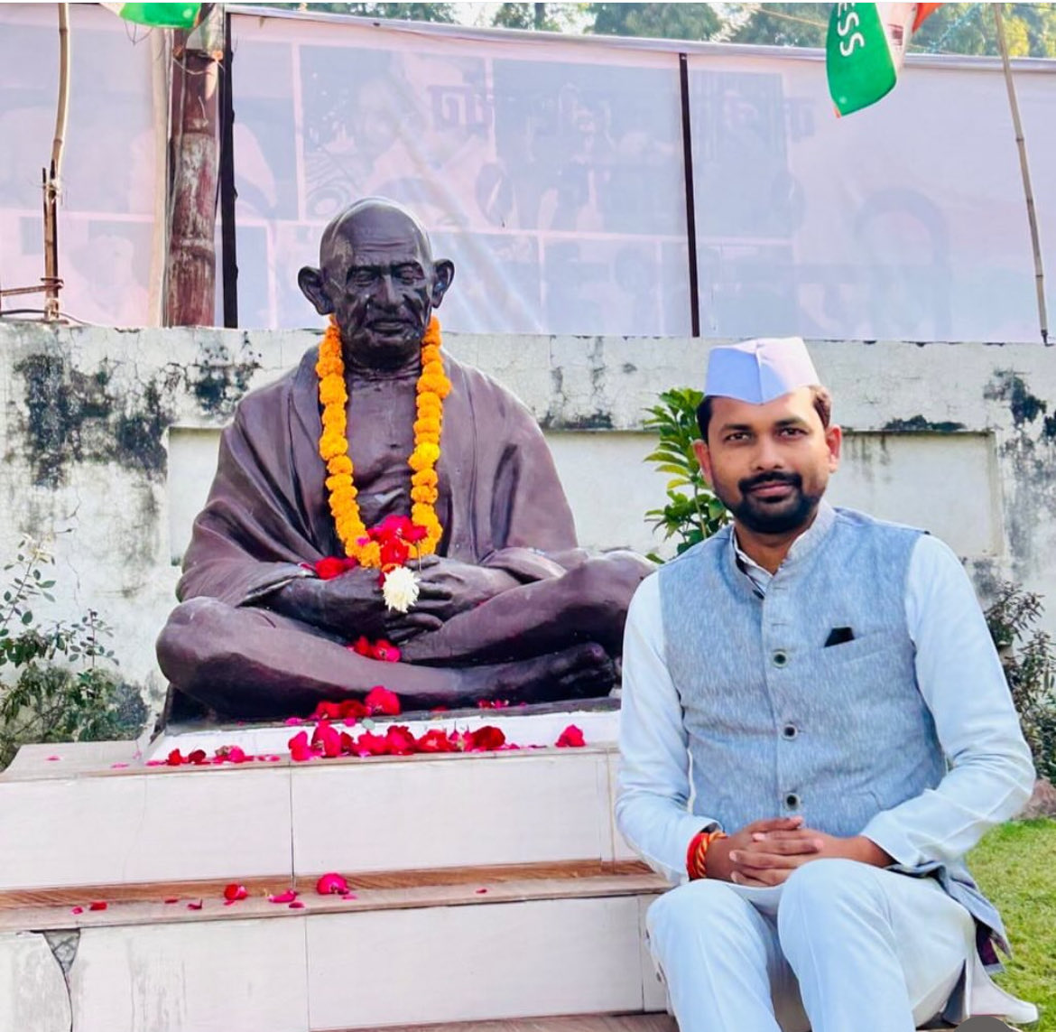 सत्य और अहिंसा के पुजारी, राष्ट्रपिता महात्मा गांधी जी की पुण्यतिथि पर कोटिशः नमन। 

बापू के आदर्श हमें न्याय और शांति की राह का अनुसरण करने के लिए सदैव प्रेरित करते रहेंगे!!

#mahatmagandhideathanniversary
