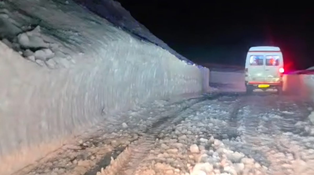 District Administration Kupwara Conducts Successful Midnight medical case evacuation Across Snowbound Sadhna Pass!!
<a href="/dckupwara/">Deputy Commissioner Kupwara</a> <a href="/Shrikant_2191/">Shrikant</a>