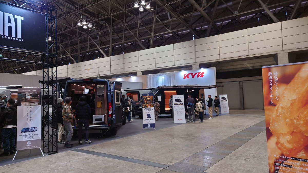 Tarono1's tweet photo. 表敬訪問♫
ホール6の奥に隠し玉が！
新バージョンが展示されていました。
Fisher必見！釣り好きの心に刺さる仕様(笑)
カッコイイ！

#KYB
#カヤバ
#キャンピングカー
#釣り
#ジャパンキャンピングカーショー
#幕張メッセ https://t.co/Ub5SuEybeB