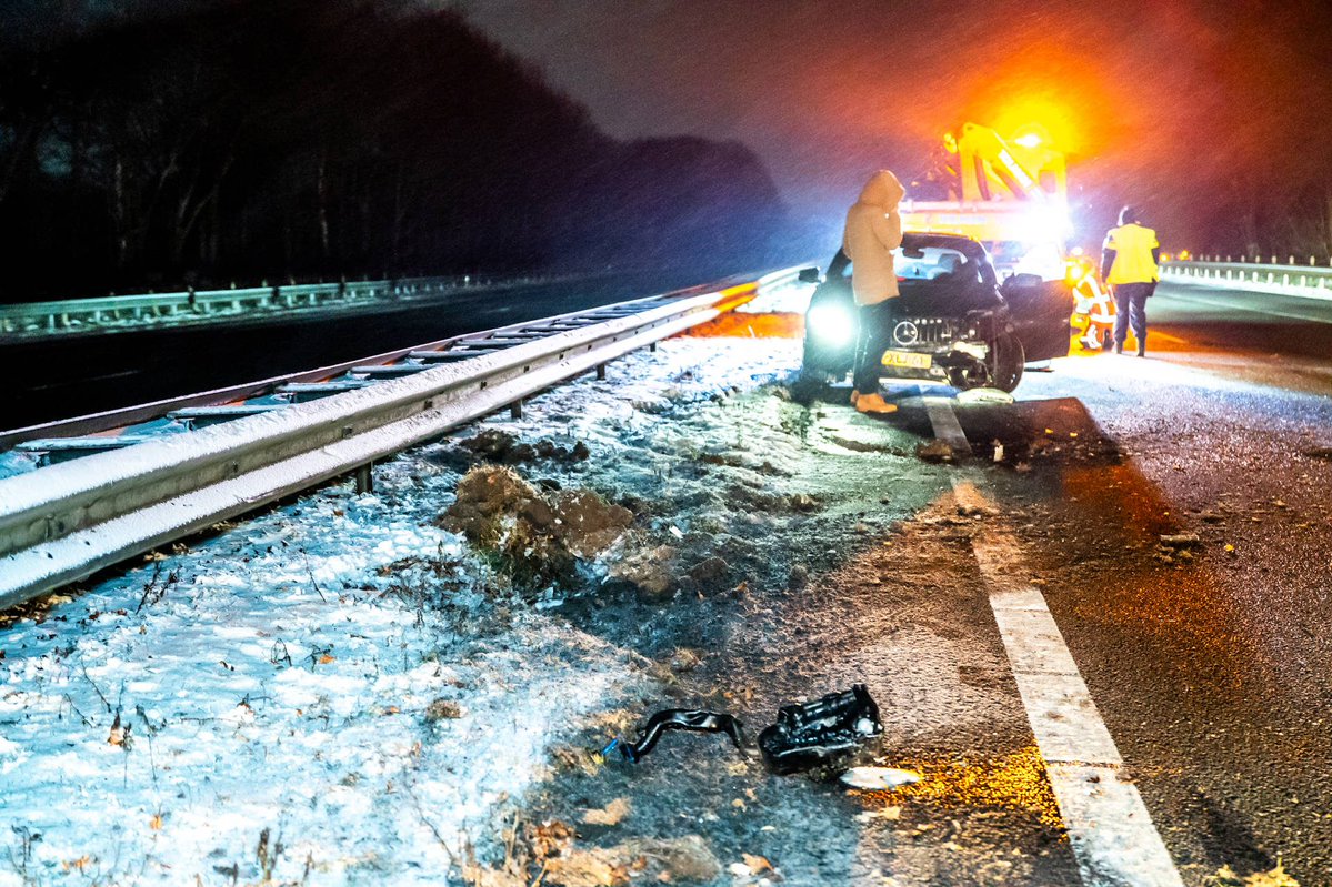 Alcomobilist botst op vangrail A7 Drachtstercompagnie