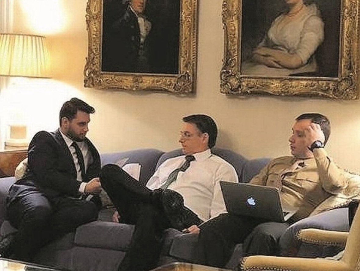 JeffreyChiquini's tweet image. Mauro Cid, um maldito traidor, destruiu a vida desses dois honrados homens e de dezenas de inocentes, sustentando delírios, mentiras e invenções para agradar a um regime tirânico que ele foi treinado para enfrentar e combater.
Agora, como prêmio pelo beijo de Judas, recebeu…