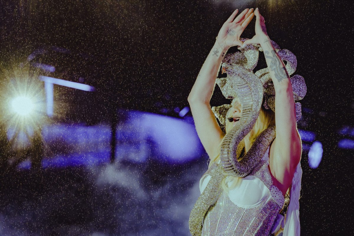portalkeshasite's tweet photo. Novas fotos profissionais do show histórico de Kesha no CarnaUOL 2026 🇧🇷

Reprodução: Hits Perdidos/Rafael Novak https://t.co/3dRfVUTxF7