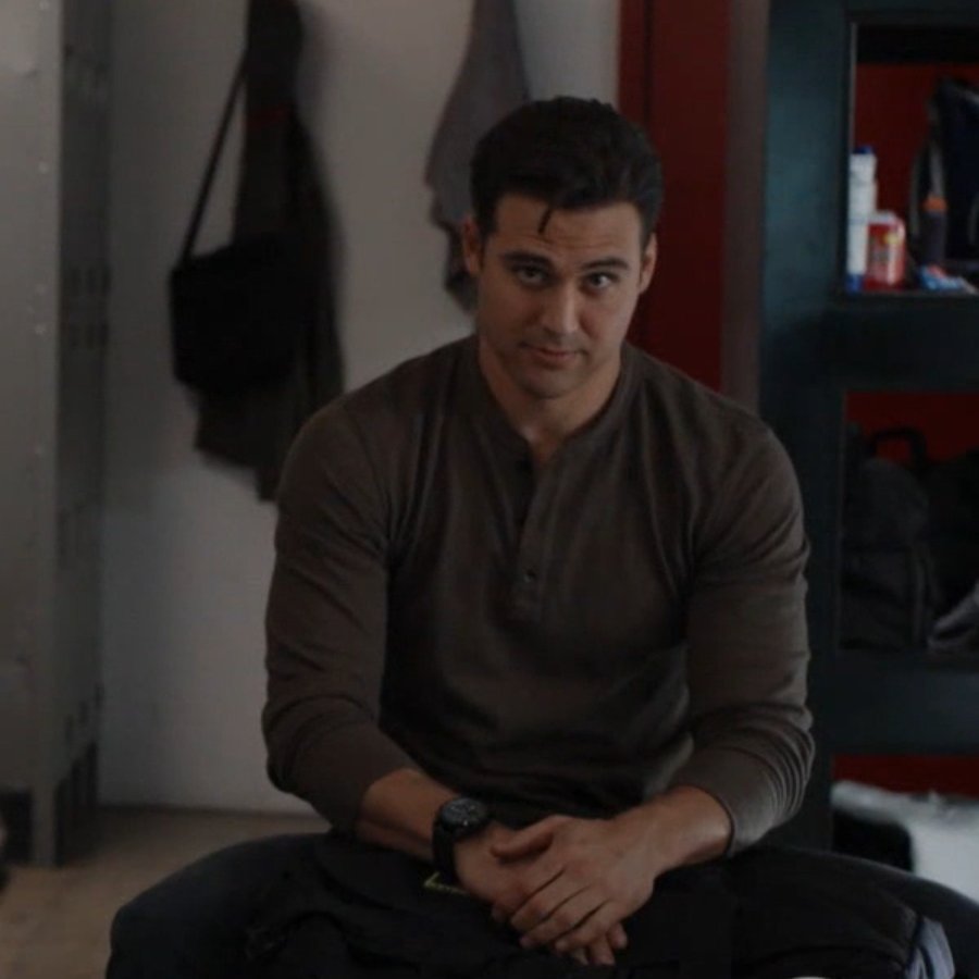 allonsyie's tweet image. buck was 2 minutes away from folding and going to talk with chim just cause eddie asked  #911onabc