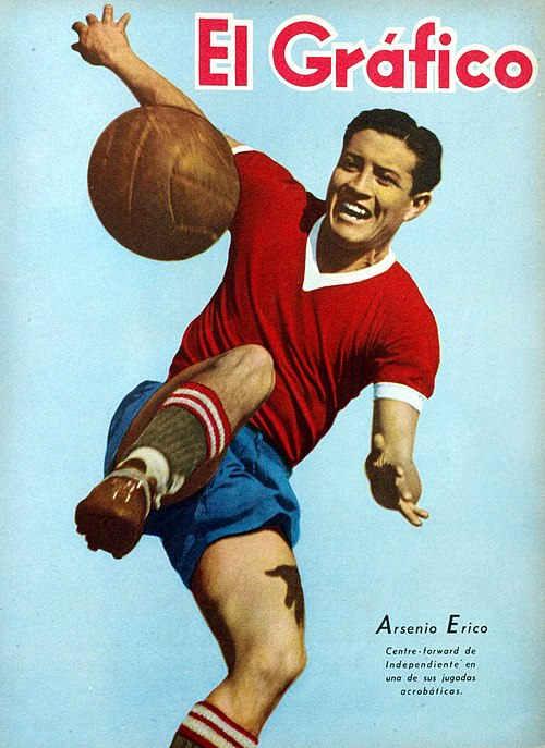 ALBERTOPPERALTA's tweet photo. PIEL DE GALLINA EN EL CORAZÓN 
Un comentario de 1938, aparecido en la revista argentina El Gráfico, sobre Arsenio Erico 
EL TRAMPOLÍN INVISIBLE
Por Chantecler
Morocho, de figura atrayente, alto y delgado, pero fuerte, flexible como un junco, lo vimos hace cinco años integrando un team paraguayo, cuyo objetivo financiero tenía el laudable propósito de reunir fondos para la Cruz Roja de su país. 
Era un muchachito -hoy tiene 23 años- y militaba ya en el primer equipo de Nacional de Asunción. Actuó frente a un combinado y contra River Plate en ésta, y luego en Montevideo y Bahía Blanca. El team de la Cruz Roja impresionó bien, y mejor aún su ágil eje ofensivo. Llamó la atención porque era de la clase de los famosos paraguayitos que nos asombraron en 1921, cuando hicieron su exitoso bautismo de fuego en las lides internacionales. Tenía la pasta de los Rivas, Fleitas Solich, Brizuela, González y Benítez Cáceres, de esos cracks que el viejo Laguna decía con orgullo. "Son mis poyos"... 
River se interesó por él, pero luego desistió: lo tenía a Bernabé en pleno apogeo. Casi escapa de las redes sutiles del fútbol porteño, pero fue a parar al campamento de los jugadores paraguayos en Merlo y allí un socio de Independiente -Garat- tentó la conquista del paraguayito e interesó a su club. Estaba la guerra del Chaco en su apogeo y debieron entablarse largas gestiones para lograr al futuro crack ante la Cruz Roja y el Departamento General de Guerra Paraguayo con intervención del cónsul argentino don Conrado L. Menchaca. Las negociaciones comenzaron en febrero del '34 y terminaron en abril. Así el fútbol argentino sustrajo una posible víctima de la guerra. Fue una conquista feliz la del prestigioso club de Avellaneda. Feliz y a precio de liquidación: una donación de 2.000 pesos a la Cruz Roja Paraguaya y 2.500 al jugador por dos años en concepto de prima. Después costó más; el segundo contrato por otros dos años elevó la prima a 13.000 pesos y el último, que termina el 2 de mayo de 1940, 10.000. Por 6 años de actuación, un total de pesos 27.500, para un crack de tanto fuste, es como si fuera de balde... 
Su actuación 
Su primer match en Independiente fue el 5 de mayo de 1934, frente a Boca Juniors. Tuvo un desempeño discreto, ni bueno ni malo; demostraba condiciones, pero aún no se entendía con sus compañeros. Jugó tres o cuatro partidos más y luego permaneció en prolongada relache, a causa de una maligna infección. Su actuación fue accidentada al año siguiente, en que sufrió dos fracturas de brazo, casi consecutivas. Reapareció con mayor fortuna a fines de 1935 y su fama se consolidó en el primer campeonato nocturno de los "grandes", que Independiente ganó invicto, con más goles a favor y menos en contra, como este año. 
En 1936 fue, en la temporada oficial, una figura brillante por su acción espectacular y estuvo entre los primeros goleadores. En 1937 fue el scorer de la temporada, con 45 goles, "record" de nuestro profesionalismo que tenía Bernabé Ferreyra con 43, y este año ha vuelto a ser el máximo scorer. 
El hombre del trampolín invisible 
La cualidad más asombrosa de este forward de "goma" es su agilidad para el salto, que no se arredró en emplear, a pesar de las dos fracturas de brazo. Da la sensación de que saltara con trampolín. No importa que sus rivales sean altos o ágiles; Erico los sobrará por medio metro. Cuando él salta, hasta Ricardo Riestra tiene que mirar para arriba si quiere verlo. Ha marcado goles cabeceando por encima de las manos extendidas en alto por los arqueros. Mister Caswell lo ha comparado con Dean, el famoso centre forward inglés. Nosotros recordamos a la antigua figura de Watson Hutton. El entrenador francés Bosveconny, a un saltarín maravilloso como nunca vio Europa, y los chicos tienen el recuerdo más fresco: del clown que da el salto mortal en el circo... 
Erico reemplazó en Independiente a un verdadero diablo rojo, a Luis Ravaschino, al que llevaba atada la redonda con una piolita y apilaba y seguía apilando rivales. Al centre forward del arabesco a ras de suelo, sucedió el que la borda en el aire. Después del automovilista, el aviador. Luego del que la acariciaba contra el pasto, el que la agasaja y domina en el aire. Rabanito y Trampolín. Características dispares, pero digna sucesión. Diablo por diablo, aquél empleaba los pies o la cola y este otro las alas... y también la cola. Hemos tenido muchos jugadores de juego brillante pero escasamente positivos que daban y dan gusto a la visual, pero no satisfacen porque los matches se ganan cn goles y no con firuletes. Con buen juego se puede conquistar la emoción de la belleza, pero no hay satisfacción sin victoria. Por eso gustó y se endiosó a Bernabé, acción sobria y simple, pero goles fulminantes. Mejor obras que buenas palabras. Por eso Ferreyra duró menos que Sastre o Zito, pero llegó más alto. 
1944. Fernando Walter, el arquero Fernando “Tarzán” Bello y Arsenio Erico justo el día que el Rojo le ganó a Boca 4 a 0.
Críticos, aficionados y dirigentes nos habríamos engolfado en la eterna discusión sobre si debía preponderar el arte de la gambeta o la ciencia del gol, cuando Erico, a la manera de Colón al parar el histórico huevo, ha venido a darnos la respuesta perogrullesca. Entre el hombre de la gambeta y del espectáculo y el goleador, es preferible el que reúna las dos cosas a la vez. 
Y esto es Erico: el hombre completo; el que domina la pelota en lo alto y lo bajo, el que maneja la cabeza como una mano y los pies como cucharas; que acaricia el cuero, lo atrae o lo despide, en un paso calculado y preciso o en un shot in­tencionado o potente, que la peina en alto o la sacude con fuerza, siempre con la directa proyección de obligar al guardavalla rival el esfuerzo supremo o la desesperación de tener que buscarla en el fondo de la red. Si es pesadilla de arqueros, no lo es menos de halves y backs, cuyo desasosiego consiste en que no saben por dónde ha de venir la carga de ese general caprichoso, casi siempre original, certero y fulminante. En los corners, se le juntan contrarios como abejas en racimo y cuando salta... no salta: hay diez manos nerviosas que prueban la resistencia de su camiseta. Sin embargo, no es ahí tan peligroso, cuando está parado, ni en los free-kicks o penales que ejecute. Con pelota inmóvil no sabe marcar goles. Necesita movimiento, rapidez: una ball que viene hendiendo el aire, un magnífico salto en plena carrera, el cálculo exacto del tiempo y la distancia y el choque de su cabeza y la pelota que, impulsada sabiamente, produce el gol fulminante. 
Cuando recoge un pase de bajo, frente a dos o tres rivales, con su cuerpo y pies en movimientos raros, provoca el desconcierto de los que le ponen obstáculos, y por donde menos esperan surge victorioso en pleno rush que provoca la inminente caída del arco contrario o se desplaza con velocidad inalcanzable sin perder su serenidad frente al arquero, venciéndolo por los ángulos, o si abandona el arco realiza la maniobra necesaria que lo dejará fuera de acción. 
El cincuenta por ciento de sus goles no pertenecen a la categoría standard; llevan su marca de fábrica, su sello de originalidad, producto de la sutil elaboración de las circunstancias y la inspiración del momento. Así le vimos recoger de aire y pasar la redonda por sobre la cabeza de uno y otro back para alcanzarla finalmente otra vez de aire y marcar el gol de cuchara. O bien lanzarse a la carga y dentro del área penal adelantar la pelota y pegar el salto ante la estirada del back para volver a alcanzar aquella y destinarla a la red. Hacer fintas hacia izquierda o derecha frente a dos backs y, cuando se abren, filtrarse rápidamente por el centro, llevar la pelota de costado, jugarla con el talón, bordarla, peinarla, conversarla... Emplear agilidad, maestría, astucia y redondear la poesía de la jugada con el verso final del gol impecable. 
Eso y mucho más es Erico, el hombre del trampolín invisible, el artista de la pelota y el artesano del gol.
Chantecler (1938).