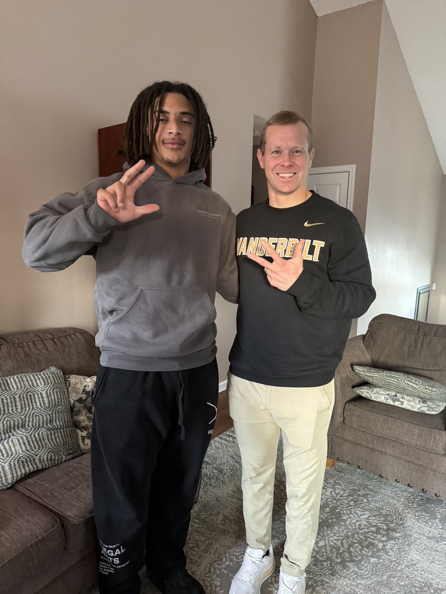 TraceWashington's tweet photo. Great talk with @Coach_Lezynski yesterday! Thank you for stopping bye so we can chop it up! https://t.co/t8iPYdsEy8