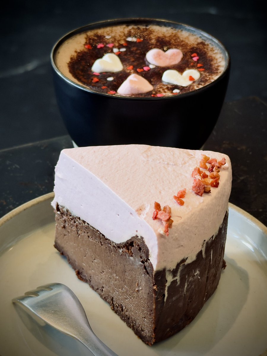 nyapi3995's tweet image. おはようございます☀
まだ先だ〜なんて思ってたけど、
来週からUVERのツアーが始まり
LIVE参戦出来るの楽しみ過ぎる🙌
横浜参戦crewさんよろしくです🥺

1月ラストのカフェ活☕️
ラズベリーチョコバスチー💝
モカがハート沢山でかわいい🫢
来月からはバレンタインスイーツを
載せていこうかな〜🍫✨