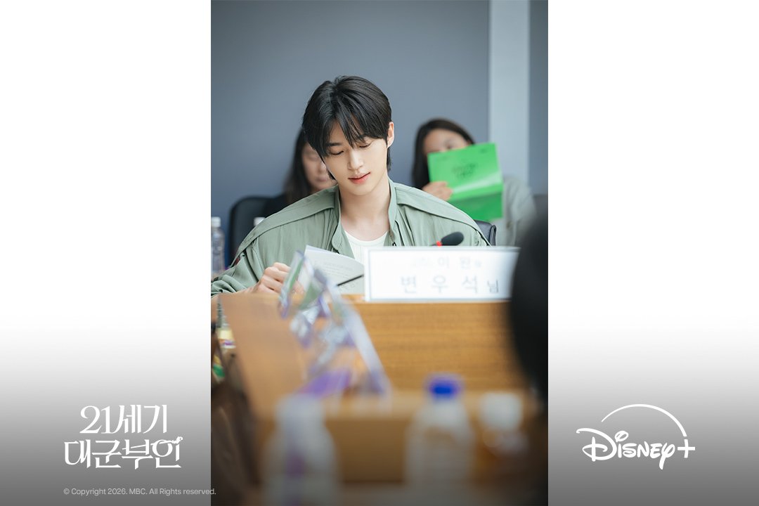 DisneyPlusKR's tweet image. 이거잖아 내가 원했던 거😭💕
모두를 사로잡을 신분 타파 케미👑

대본 리딩 현장 공개✨

&amp;lt;21세기 대군부인&amp;gt; 2026년 4월 공개

#21세기대군부인 #PerfectCrown
#아이유 #변우석 #노상현 #공승연
#디즈니플러스 #DisneyPlusKR