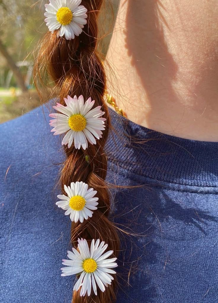 el flower braiding Max’s hair send tweet