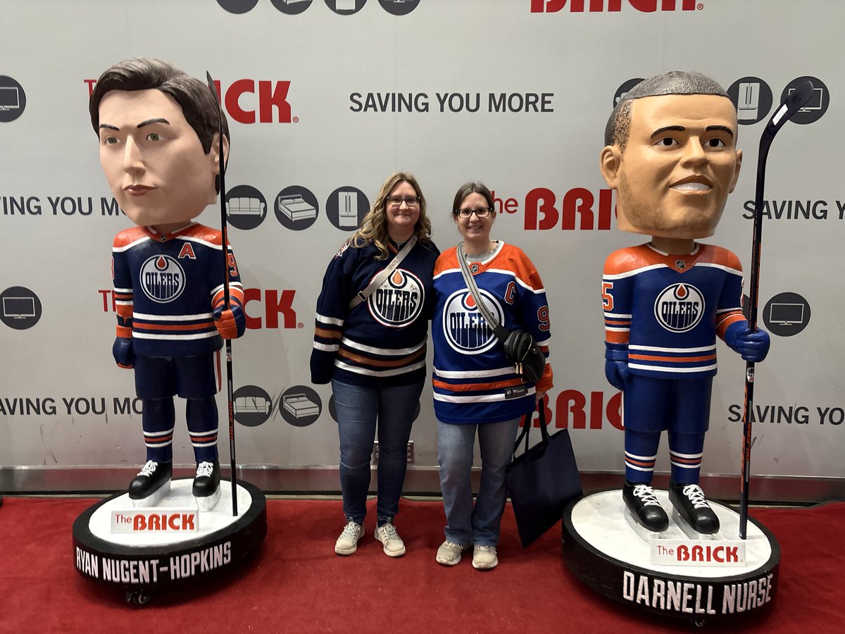 AngelaRose1011's tweet photo. #brickbestseats #letsgooilers https://t.co/8UHrc4Fw9f