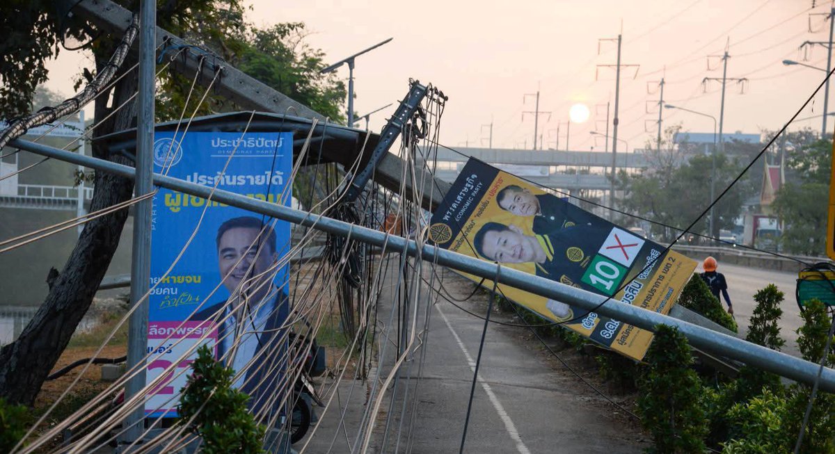 RedSkullxxx's tweet image. รถพ่วงเกี่ยวสายเคเบิล ดึงเสาไฟล้มกว่า 70 ต้น ไฟดับยาวเกือบ 2 กม.

เมื่อวันที่ 30 มกราคม 2569 เวลาประมาณ 01.00 น. ได้เกิดอุบัติเหตุรถบรรทุกพ่วงตู้คอนเทนเนอร์เกี่ยวสายไฟฟ้า บริเวณทางเข้านิคมอุตสาหกรรมบางปูใหม่ ถนนสุขุมวิท ตำบลบางปูใหม่ อำเภอเมือง จังหวัดสมุทรปราการ…