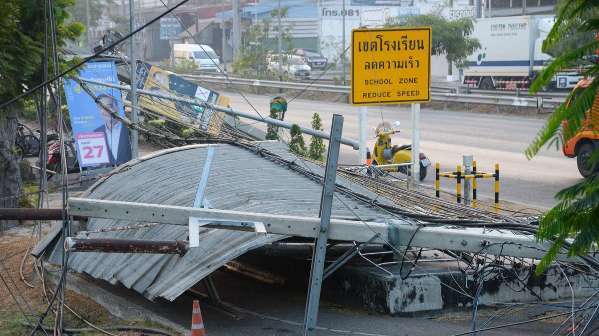 RedSkullxxx's tweet image. รถพ่วงเกี่ยวสายเคเบิล ดึงเสาไฟล้มกว่า 70 ต้น ไฟดับยาวเกือบ 2 กม.

เมื่อวันที่ 30 มกราคม 2569 เวลาประมาณ 01.00 น. ได้เกิดอุบัติเหตุรถบรรทุกพ่วงตู้คอนเทนเนอร์เกี่ยวสายไฟฟ้า บริเวณทางเข้านิคมอุตสาหกรรมบางปูใหม่ ถนนสุขุมวิท ตำบลบางปูใหม่ อำเภอเมือง จังหวัดสมุทรปราการ…