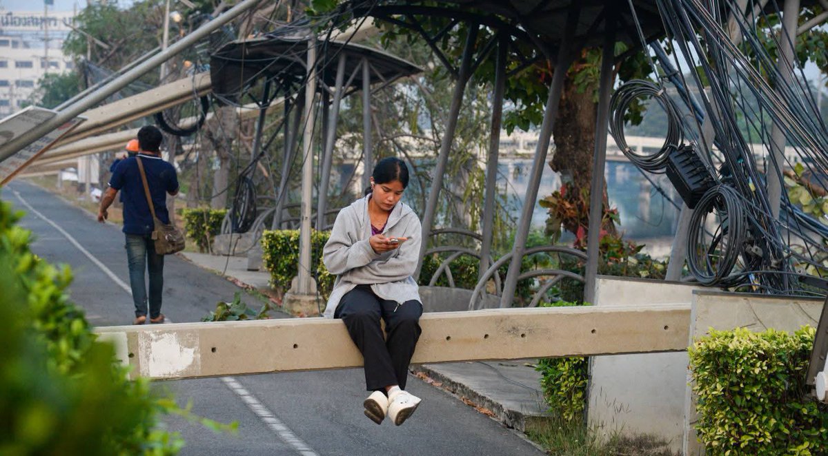 RedSkullxxx's tweet image. รถพ่วงเกี่ยวสายเคเบิล ดึงเสาไฟล้มกว่า 70 ต้น ไฟดับยาวเกือบ 2 กม.

เมื่อวันที่ 30 มกราคม 2569 เวลาประมาณ 01.00 น. ได้เกิดอุบัติเหตุรถบรรทุกพ่วงตู้คอนเทนเนอร์เกี่ยวสายไฟฟ้า บริเวณทางเข้านิคมอุตสาหกรรมบางปูใหม่ ถนนสุขุมวิท ตำบลบางปูใหม่ อำเภอเมือง จังหวัดสมุทรปราการ…