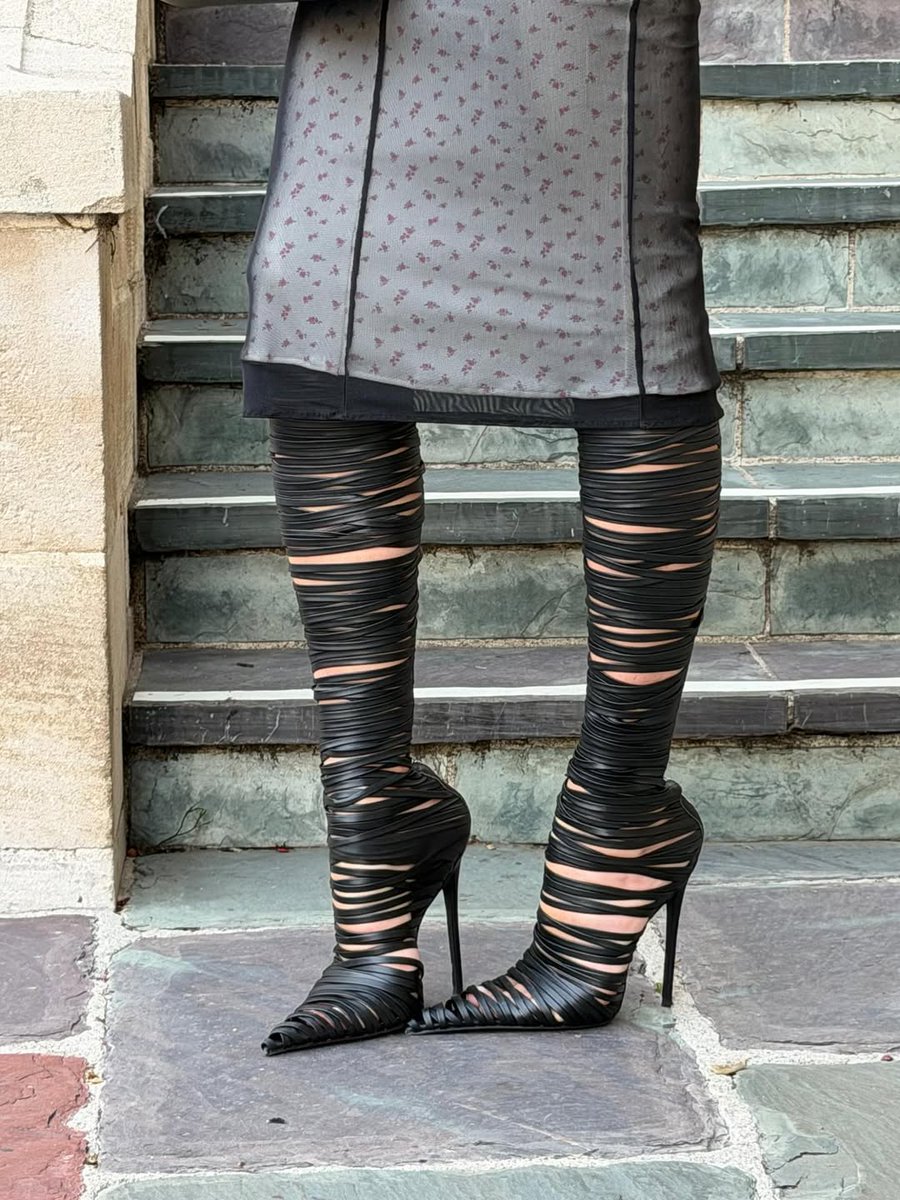 MargotRobbieBR's tweet image. Botas usadas por Margot Robbie para o terceiro dia de imprensa de O Morro dos Ventos Uivantes 🖤