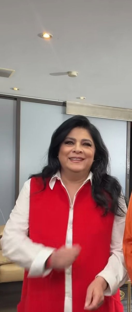 VIANYBRUJIS's tweet image. No no noooo pero es que
- LO GUAPAAA
-EL OUFITZAAAAZOOO
-EL LOOKAZOOO COMPLETO PUES!!!

TE AMOOOOOOOO VIC😍 
Te extrañé mucho🥺🫶🏻