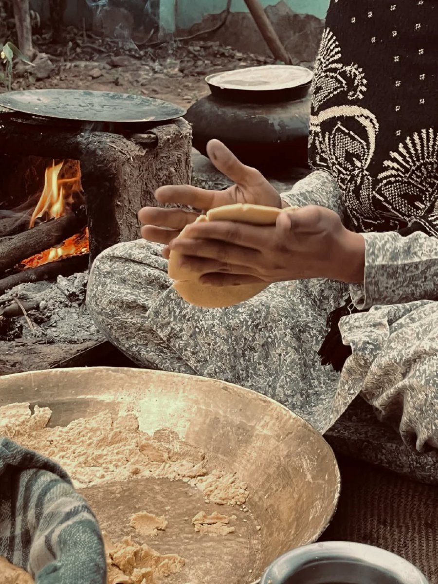 Mehragirl2's tweet photo. ਪੰਜਾਬ ਦੀ ਮੌਜੂਦਗੀ ਨੇ ਉਹ ਘਰ 
ਜਿਥੇ ਅੱਜ ਵੀ ਚੁੱਲ੍ਹੇ ਤੇ ਰੋਟੀ ਪੱਕਦੀ ਏ..🙌❤️
ਸੰਭਾਲ ਕੇ ਰੱਖੋ ਆਪਣੇ ਪੰਜਾਬ ਨੂੰ 🌾🚜
#ਪੰਜਾਬ_ਪੰਜਾਬੀ_ਪੰਜਾਬੀਅਤ https://t.co/RBoTZ2I7Mt