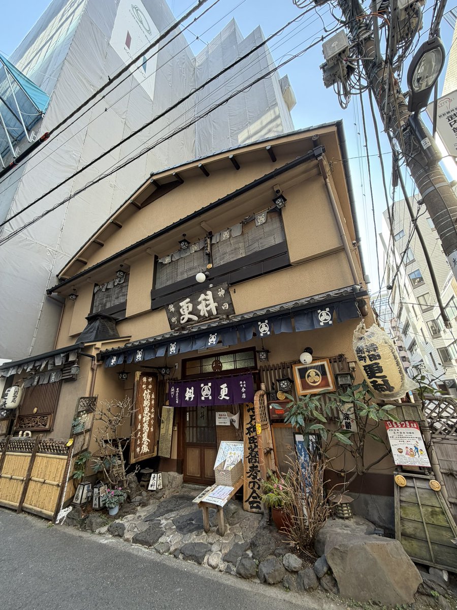 昭和62年、店を5階建てのビルにする計画がありました。
土地の有効活用、相続税対策、私の結婚があり、銀行が建築会社を連れて来て設計図を作りました。
建築費は9000万円。
2階3階のテナントの家賃で借金を30年で返す計画でした。