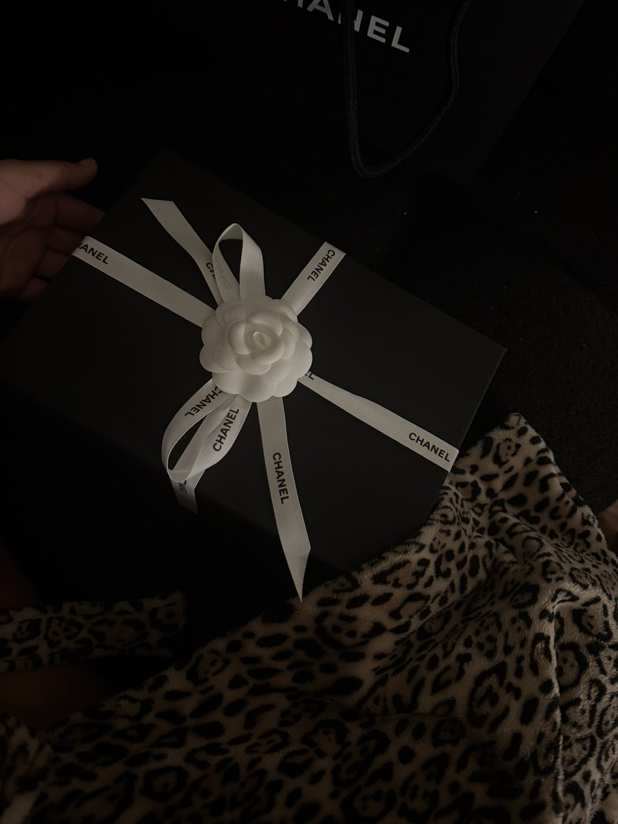 Thelifeofyon's tweet photo. Only flower I love seeing🙃 https://t.co/evlEmf0Lm8