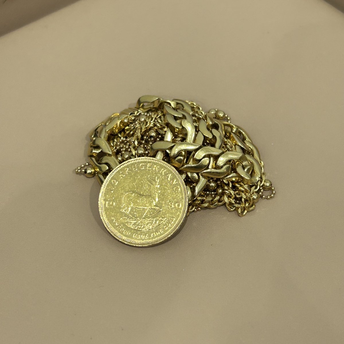 金相場、過去最高値更新で高価買取中です✨
刻印が無い物、切れたネックレス、壊れた指輪、金歯なども 金製品で確認取れれば高価買取中です☺️
査定のみでも無料で行なっておりますので 
是非、大黒屋 質小倉駅前店へお持込み下さいませ😊
＃喜平 ＃金貨 ＃インゴット