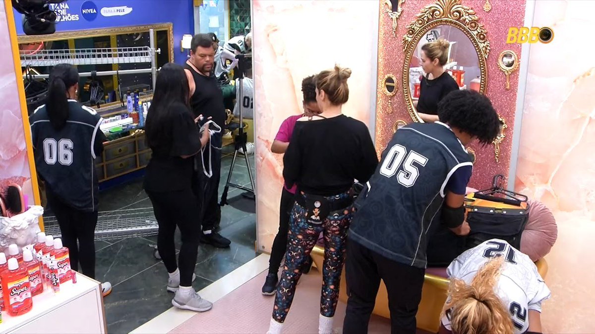 centralreality's tweet image. 🔥EITA! Atrito entre Milena e Babu por conta da Prova do Líder. 

Babu: “Pelo amor de Deus, é liderança! Ninguém tá perguntando. Tem que usar! Você não quer ser Líder?”

Breno: “Milena, tá falando com você.”

Babu: “Você não quer ser Líder? Então pronto! Usa a parada, cara.”…